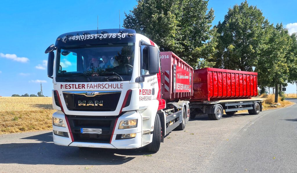 Ein großer neuer LKW der Firma H. NESTLER GmbH & Co. KG